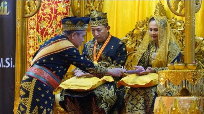 Kapolri Jenderal Pol Listyo Sigit Prabowo mendapat Penganugerahan Adat Ingatan Budi dari Lembaga Adat Melayu (LAM) Riau pada Sabtu (12/7/2025). [Ist]