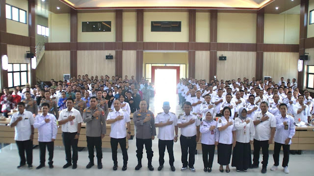 Kapolres Barsel, AKBP Jecson R. Hutapea (tengah) didampingi Bupati dan Wakil Bupati, berserta seluruh Kepala Desa se Barsel saat berfoto bersama usai acara pembukaan sosialisasi ketahanan pangan Desa, bertempat di Aula Polres setempat. Rabu (30/7/2025). Foto. Alifansyah/1tulah.com