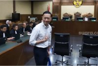 Terdakwa Mantan Menteri Perdagangan Thomas Trikasih Lembong atau Tom Lembong saat menjalani
sidang putusan di Pengadilan Tipikor, Jakarta, Jumat (18/7/2025). [Suara.com/Alfian Winanto]

