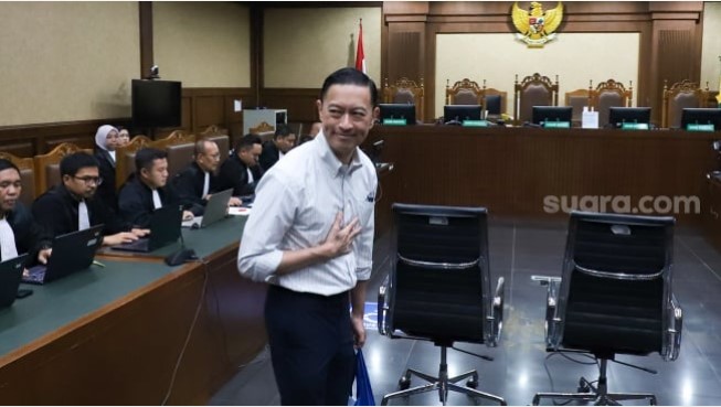 Terdakwa Mantan Menteri Perdagangan Thomas Trikasih Lembong atau Tom Lembong saat menjalani
sidang putusan di Pengadilan Tipikor, Jakarta, Jumat (18/7/2025). [Suara.com/Alfian Winanto]
