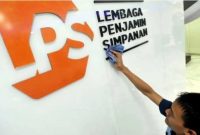 Karyawan membersihkan logo Lembaga Penjamin Simpanan (LPS) di Jakarta. [Antara]