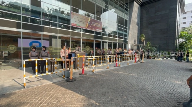 Polisi Mendadak Pasang Metal Detector, Sidang Pleidoi Hasto PDIP Dijaga Super Ketat (sumber: suara.com)