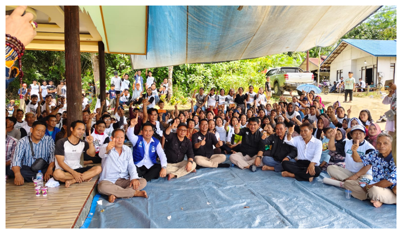 Shalahuddin-Felix bersama warga Nihan Hilir Bawah teriak yel-yel kemenangan di acara Kampanye Dialogis, Minggu(6/7/25).Foto.Deni/1tulah.com