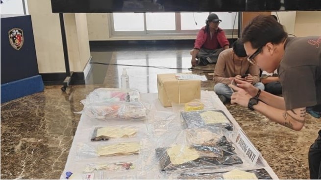 Sejumlah barang milik mendiang diplomat muda sekaligus staf Kementerian Luar Negeri (Kemlu), Arya Daru Pangayunan (ADP) di Direktorat Reserse Kriminal Umum Polda Metro Jaya, Selasa (29/7/2025). [Antara/Ilham Kausar]