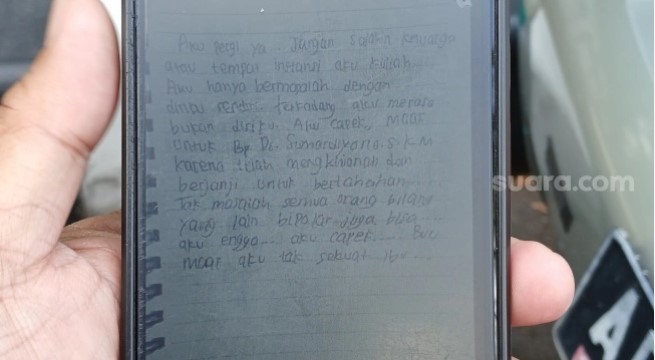 Pesan yang seorang mahasiswa usai lompat dari Jembatan Jurug. [Suara.com/Ari Welianto]