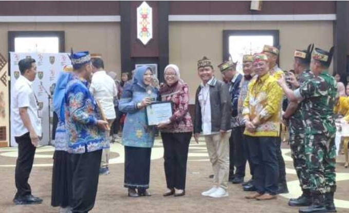 Wakil Ketua I DPRD Kalteng Riska Agustin menyerahkan penghargaan ke Bupati Kotawaringin Barat Nurhidayah didampingi Gubernur H Agustiar Sabran, Rabu (16/7/2025). Foto:Istimewa 
