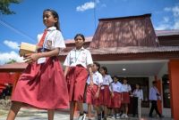 Sejumlah siswa di sekolah rakyat beraktivitas di hari pertama sekolah di Sentra Efata, Naibonat, Kabupaten Kupang, NTT, Senin (14/7/2025). [ANTARA FOTO/Fauzan/rwa]