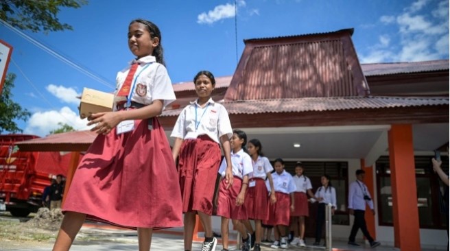 Sejumlah siswa di sekolah rakyat beraktivitas di hari pertama sekolah di Sentra Efata, Naibonat, Kabupaten Kupang, NTT, Senin (14/7/2025). [ANTARA FOTO/Fauzan/rwa]