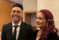 Siti Badriah dan suami Krisjiana Baharudin saat hadir di resepsi pernikahan Glenca Chysara dan Rendi Jhon. (Suara.com/ Adiyoga Priyambodo)