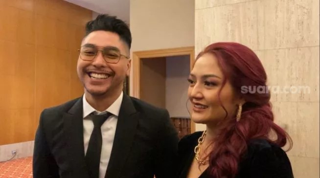 Siti Badriah dan suami Krisjiana Baharudin saat hadir di resepsi pernikahan Glenca Chysara dan Rendi Jhon. (Suara.com/ Adiyoga Priyambodo)