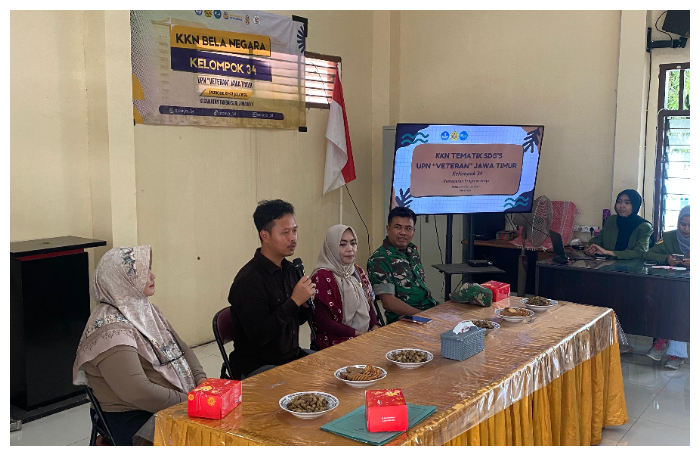Lurah Tambaksari saat membuka Kuliah Kerja Nyata (KKN) Bela Negara dan Sustainable Development Goals (SDGs) Universitas Pembangunan,  Nasional (UPN) Veteran Jawa Timur,Kamis (3/7/2025). foto.Unais