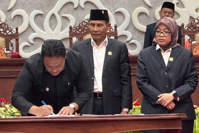 Ketua DPRD Kalteng Arton S Dohong bersama Wakil Ketua I Riska Agustin dan Wagub Kalteng H Edy Pratowo menandatangani rancangan KUA PPAS 2026 di ruangan rapat paripurna, Jumat (15/8/2025). Foto:Istimewa