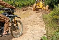 Dinas PUPR Barito Utara memperbaiki jalan poros Sei Liju-Benangin yang merupakan penghubung jalan dan akses satu-satu masyarakat dari Desa Sei Liju, Muara Wakat, Liju, Mampuak I, Mampuak II, Sampirang I, Jamut ke ibu kota Kecamatan Teweh Timur. Foto: Irwanto untuk 1tulah.com