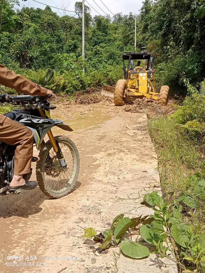 Dinas PUPR Barito Utara memperbaiki jalan poros Sei Liju-Benangin yang merupakan penghubung jalan dan akses satu-satu masyarakat dari Desa Sei Liju, Muara Wakat, Liju, Mampuak I, Mampuak II, Sampirang I, Jamut ke ibu kota Kecamatan Teweh Timur. Foto: Irwanto untuk 1tulah.com