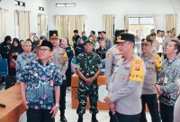 Pj Bupati Barito Utara (Barut), Indra Gunawan, bersama Kapolda Kalteng, Irjen Pol Iwan Kurniawan, melaksanakan kunjungan kerja ke beberapa kecamatan di Barut dalam rangka monitoring secara langsung pelaksanaan rapat pleno penghitungan pemungutan suara ulang (PSU) Pilkada tingkat Panitia Pemilihan Kecamatan (PPK), Kamis, 7 Agustus 2025. Foto: Diskominfosandi Barut