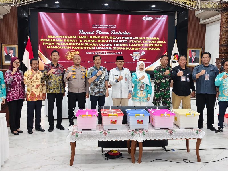 Pj Bupati Barito (Barut), Kalteng, Indra Gunawan, secara resmi membuka rapat rekapitulasi hasil perhitungan perolehan pemungutan suara ulang (PSU) Pilkada Barut di Gedung Balai Antang Muara Teweh, Sabtu, 9 Agustus 2025. Foto: Diskominfosandi Barut