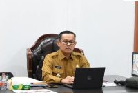 Pj Bupati Barito Utara (Barut), Kalteng, Indra Gunawan, membuka pembekalan pelatihan dasar (Latsar) kepada Calon Pegawai Negeri Sipil (CPNS) formasi 2024 Barut, melalui zoom meeting di ruang kerja bupati, Senin, 11 Agustus 2025. Foto: Diskominfosandi Barut