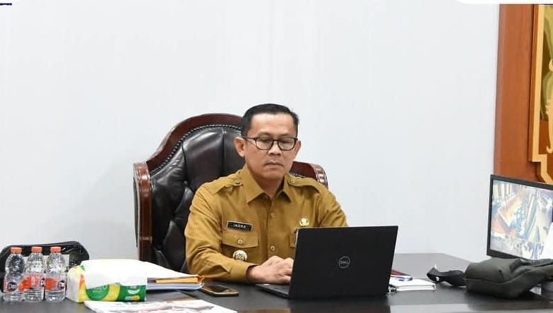 Pj Bupati Barito Utara (Barut), Kalteng, Indra Gunawan, membuka pembekalan pelatihan dasar (Latsar) kepada Calon Pegawai Negeri Sipil (CPNS) formasi 2024 Barut, melalui zoom meeting di ruang kerja bupati, Senin, 11 Agustus 2025. Foto: Diskominfosandi Barut