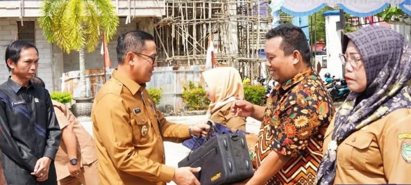 Pemkab Barito Utara (Barut), Kalteng, melalui Dinas Pendidikan setempat menyerahkan bantuan sarana pendidikan berupa peralatan sekolah kepada siswa-siswi jenjang Paud, SD, dan SMP di wilayah Barut. Foto: Diskominfosandi Barut