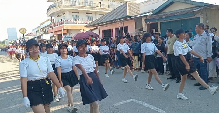 Regu gerak jalan SMAN Halioan saat melintas di jalan protokol. Foto. Hans/1tulah.com