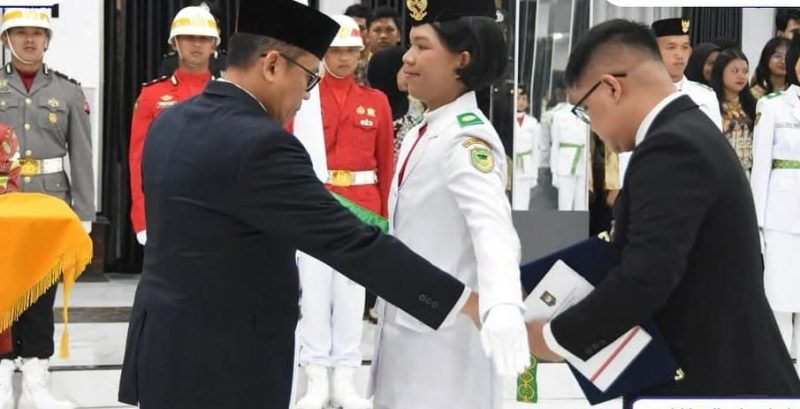 Pemkab Barito Utara melaksanakan Upacara Pengukuhan Paskibraka 2025 di Gedung Balai Antang Muara Teweh, Jumat malam (15/8/2025). Foto: Diskominfosandi Barut