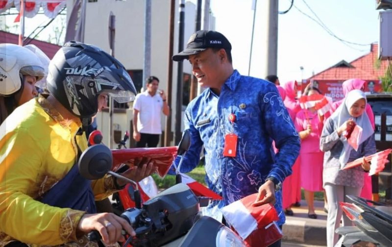 Pemkab Tanah Laut (Tala) melalui Badan Kesatuan Bangsa dan Politik (Kesbangpol) menggelar kegiatan pembagian Bendera Merah Putih dalam rangka Gerakan Nasional Pembagian Bendera Merah Putih. Acara berlangsung di halaman depan Polres Tala, Kamis, 7 Agustus 2025. Foto: MC Tala