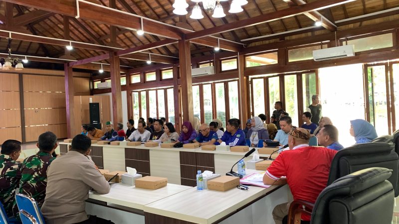 Bupati Tanah Laut (Tala) H Rahmat Trianto memimpin rapat persiapan peringatan Hari Ulang Tahun ke-80 Kemerdekaan Republik Indonesia di Aula Rakat Manuntung, Hutan Jati Setda Tala, Jumat, 8 Agustus 2025. Foto: M Lutfi Ashidiqi