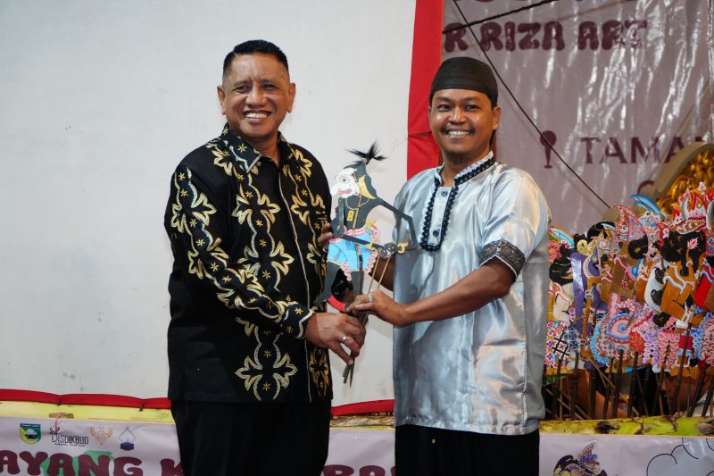 Pertunjukan Wayang Kulit Banjar digelar di Ruang Terbuka Publik (RTP) Pasar Lawas Pelaihari, sebagai bagian dari rangkaian peringatan HUT Ke-80 RI. Foto: MC Tala