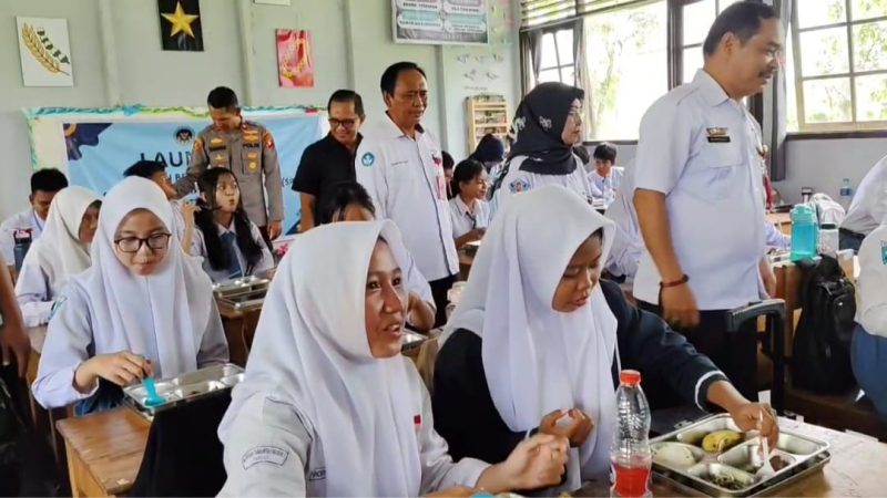 Legislator Kapuas Apresiasi Launching Program Makan Bergizi Gratis di SMAN 2 Kapuas