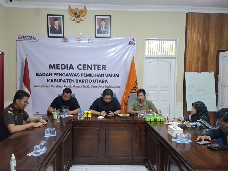 Gakkumdu Barito Utara rapat membahas hasil laporan kubu Jimmy-Inri terkait dugaan politik uang kubu lawan. Foto. Humas Bawaslu Barut