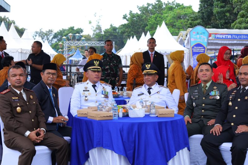 Suasana penuh kebersamaan mewarnai peringatan HUT ke-80 Kemerdekaan Republik Indonesia di Tanah Laut (Tala). Bupati Tala, H Rahmat Trianto bersama Wakil Bupati H M Zazuli menggelar acara ramah tamah dan pesta rakyat di Halaman Pertasi Kencana, Minggu pagi, 17 Agustus 2025. Foto: MC Tala