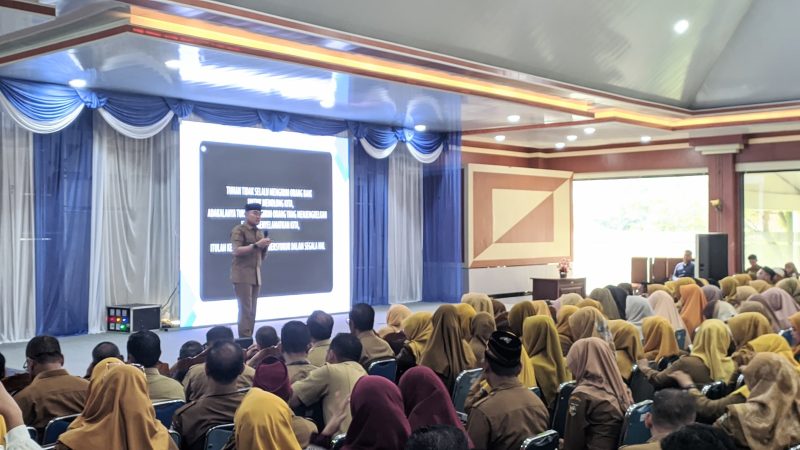 Bupati Tanah Laut (Tala) H Rahmat Trianto mengajak seluruh tenaga pendidik untuk berkomitmen membangun dunia pendidikan di daerah setempat. Foto: M Lutfi Ashidiqi/1tulah.com