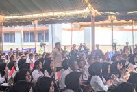 Bupati Tanah Laut (Tala) H Rahmat Trianto memberikan motivasi kepada 629 peserta Pengenalan Kehidupan Kampus bagi Mahasiswa Baru (PKKMB) Politeknik Tala yang digelar di Halaman Parkir GKT Politeknik Tala, Kamis, 21 Agustus 2025. Foto: M Lutfi Ashidiqi/1tulah.com