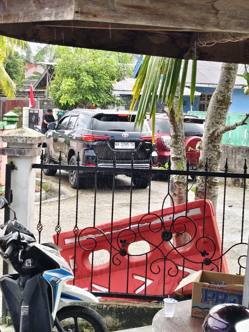 Ini penampakan mobil fortuner saat diabadikan di Kantor Bawaslu Barito Utara, Minggu(3/8/25). Foto. sukarlan
