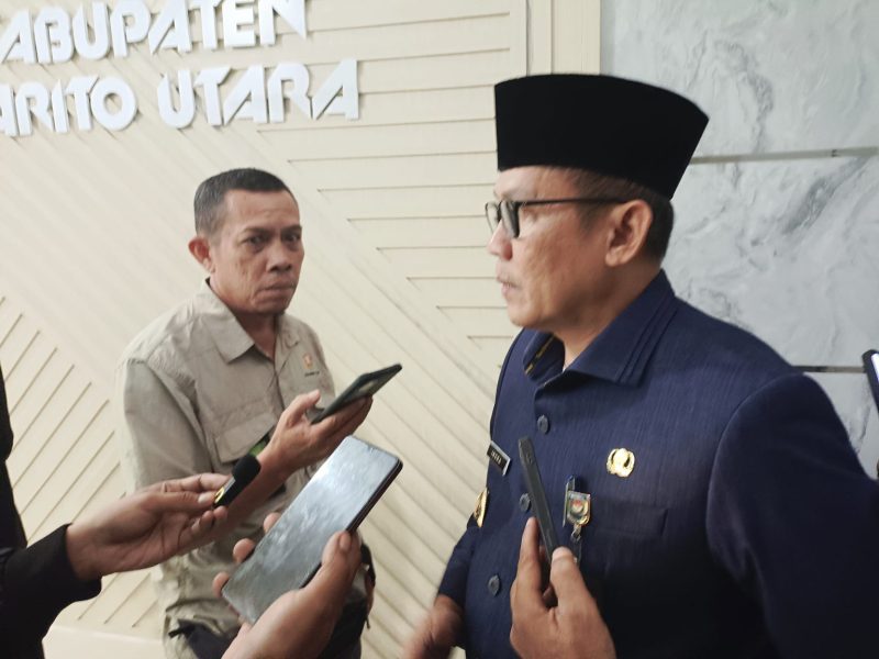 Pj Bupati Barito Utara (Barut), Kalteng, Indra Gunawan saat memberikan keterangan kepada awak media soal pemeriksaan Camat Teweh Selatan, Sodiq. Foto: Istimewa