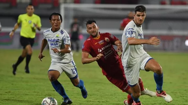 Ilustrasi duel antara Persija Jakarta vs Persib Bandung. (sumber: suara.com)
