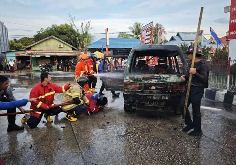 Mobil Carry Diduga Pelangsir BBM Terbakar di SPBU Jalan Pramuka Muara Teweh. Instagram @dinas_damkarmat_baritoutara