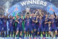 PSG resmi angkat trofi Piala Super Eropa setelah singkirkan Tottenham lewat adu penalti. (Instagram/psg)