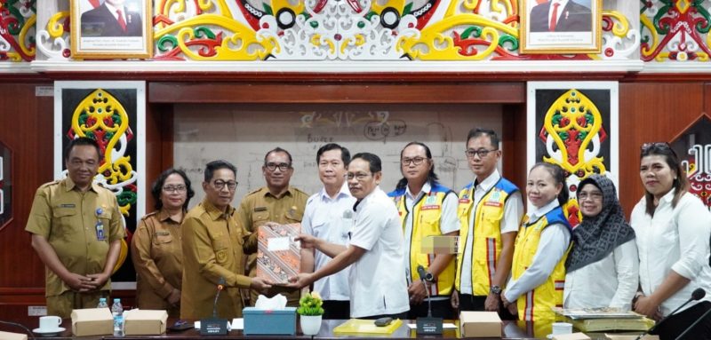 Bupati Mura Heriyus menerima hibah empat aset Barang Milik Negara dari Kementerian PUPR melalui Balai Pelaksanaan Jalan Nasional Provinsi Kalimantan Tengahm Senin (4/8/2025). (Foto : Diskominfo SP Mura)