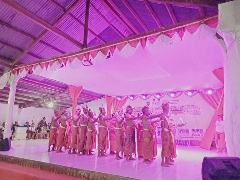 Peserta Tebe bot Malaka Timur Kabupeten Malaka saat tampil, Kamis(13/6/2025). Foto. AM/1tulah.com