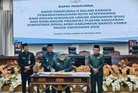 Ketua DPRD Barut Ir Hj Mery Rukaini saat menandatangani nota kesepakatan KUA dan PPAS Tahun anggaran 2026, Kamis(14/8/2025). Foto.Deni