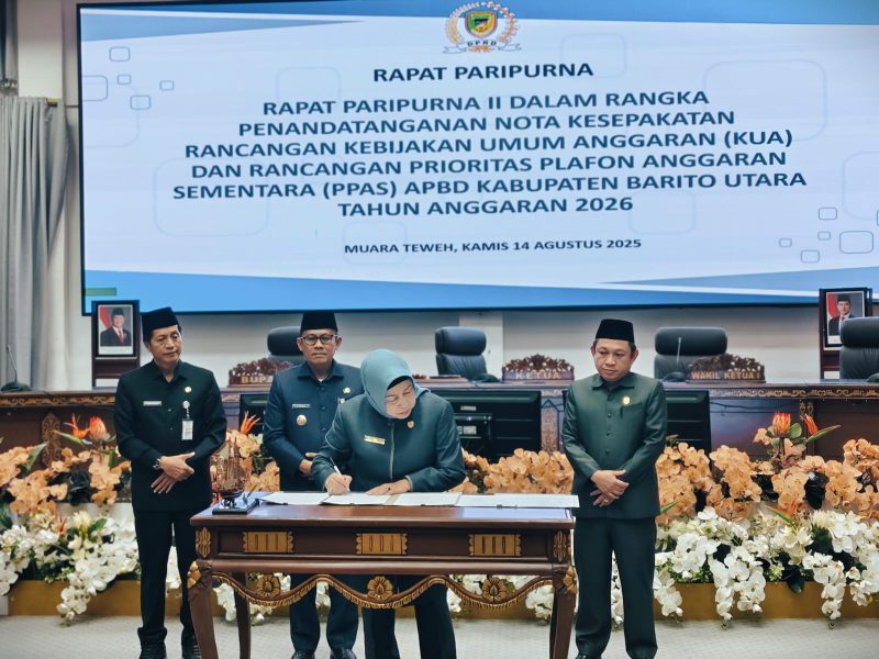 Ketua DPRD Barut Ir Hj Mery Rukaini saat menandatangani nota kesepakatan KUA dan PPAS Tahun anggaran 2026, Kamis(14/8/2025). Foto.Deni
