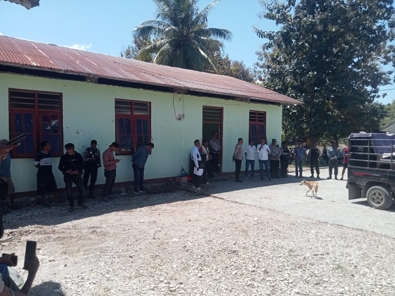 Kades Weseben Silferius Leki, saat bertemu warga di Kantor desa, Rabu(20/08/25). Foto.Alponso
