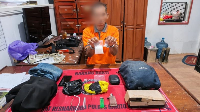 pelaku HNR bersama barang bukti sabu saat diamankan di Mapolree Barut. Foto.Novendra