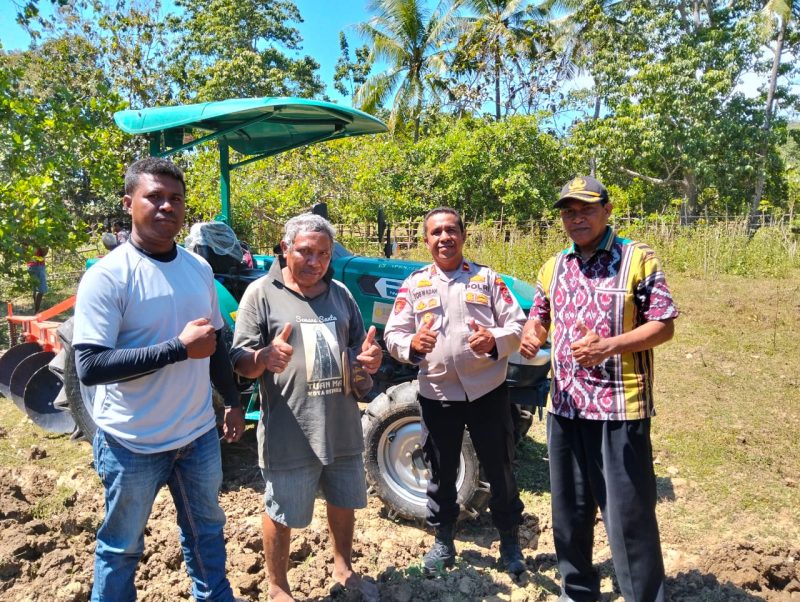 Camat Malaka Timur dan Kapolsek Malaka Timur, foto b ersama saat di lokasi proyek, Kamis ()28/8/25). Foto.Alponso
