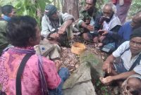 Foto Prosesi ritual adat di sumber mata air Raimanus di Desa Mandeu Kabupaten Belu, Kamis (29/8/2025). Alponso/1tulah.com