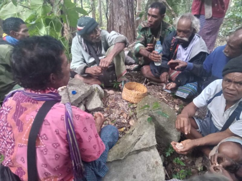 Foto Prosesi ritual adat di sumber mata air Raimanus di Desa Mandeu Kabupaten Belu, Kamis (29/8/2025). Alponso/1tulah.com