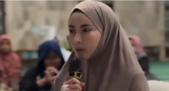 Selebgram dan model kontroversial, Ayu Aulia kembali masuk islam. [Instagram/Genztalk.id]