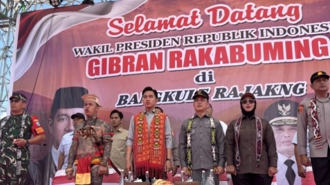Wakil Presiden Gibran Rakabuming Raka (ketiga kiri) menemui Ketua Tariu Borneo Bangkule Rajakng (TBBR) Pangalangok Jilah atau Panglima Jilah (kedua kiri) di Kecamatan Toho, Mempawah, Kalimantan Barat, Sabtu (23/8/2025). (ANTARA/Mentari Dwi Gayati)