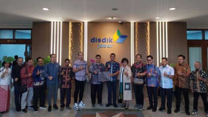 Wakil Ketua II DPRD Kalteng M Ansyari bersama Ketua Komisi III DPRD Kalteng Sugiyarto, Wakil Ketua Komisi III DPRD Kalteng Tomy Irawan Diran dan jajaran anggota komisi III saat kaji banding ke Disdik Jawa Barat, Kamis (21/8/2025). Foto:Istimewa
